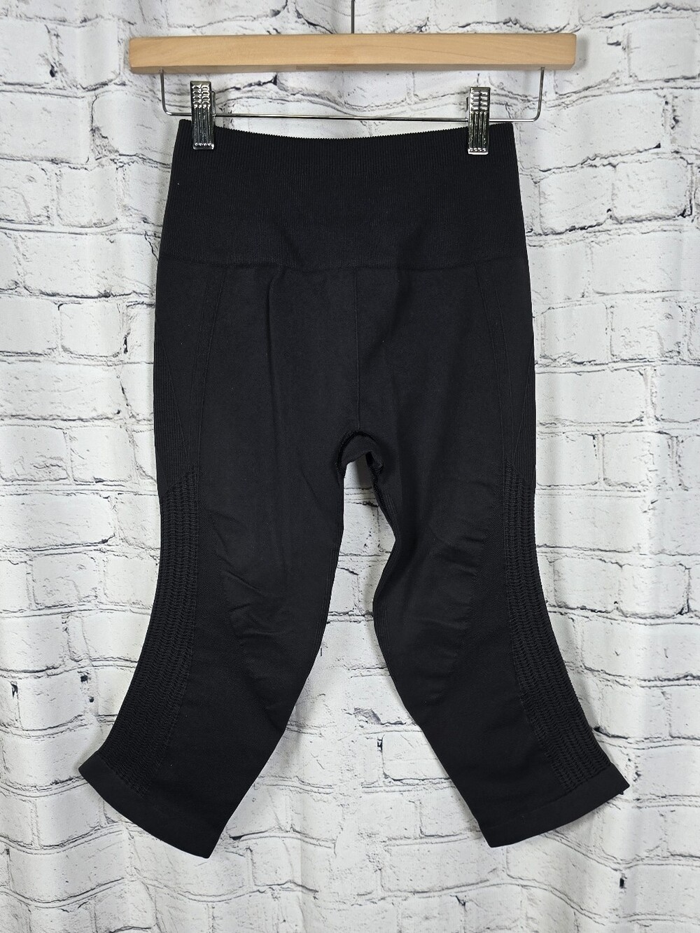 Lululemon Black Seamless Compression Active Capri Leggings Size 2/4?
